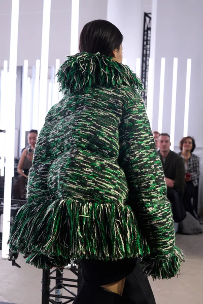 Look 16